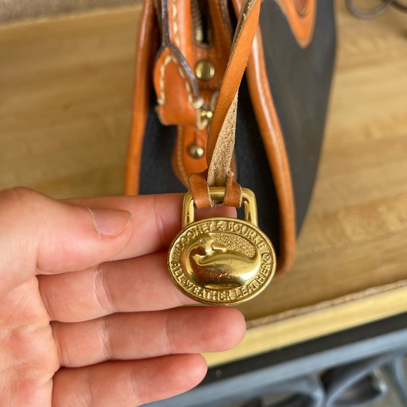 AUTHENTIC DOONEY & BOURKE BAG - great condition, very durable! - Picture 2 of 6